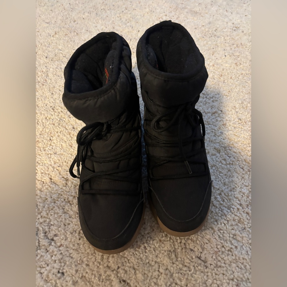 Winter boots -size 7 like new